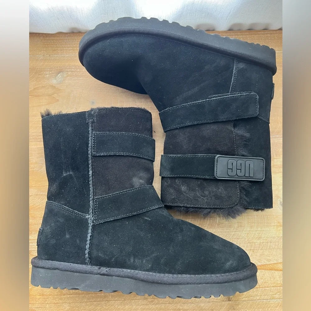 New UGG Bailey Graphic Logo Strap Boot in Black Women’s Size 7